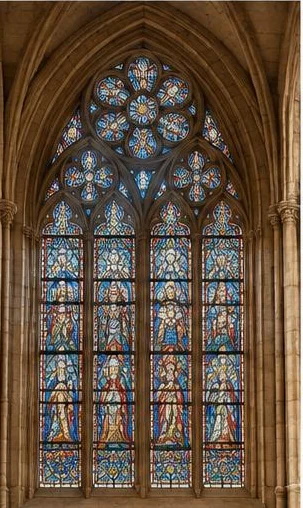 Tegeltableau met gotisch glas-in-lood: gekleurde glasvelden vullen een hoog gotisch raam onder spitsbogen.